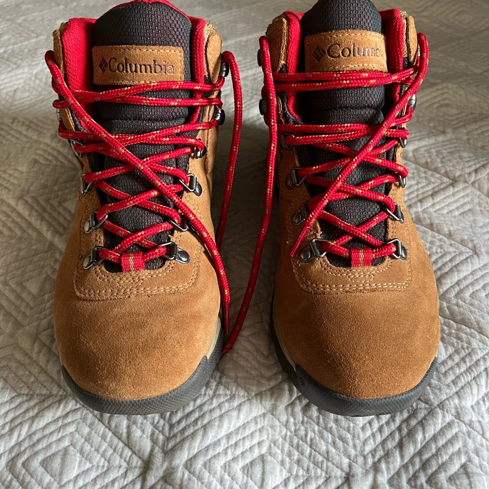 Columbia Womens Newton Ridge Plus Waterproof Amped Hiking Shoe Elk/Mountain Red